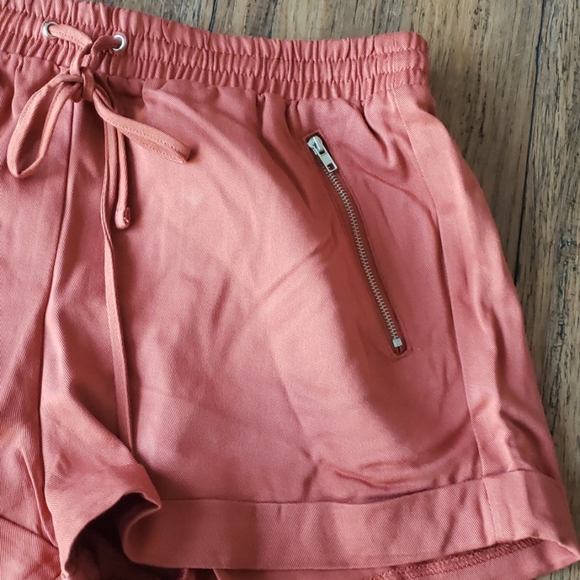 Cuffed Drawstring Shorts - Picture 4 of 7